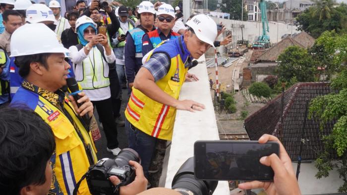 Menteri Koordinator Infrastruktur dan Pembangunan Kewilayahan (Menko Infra), Agus Harimurti Yudhoyono meninjau progres pembangunan Flyover Nurtanio di Kota Bandung, Jawa Barat, Jumat (12/12/2025).