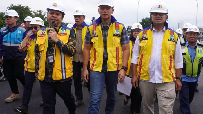 Menteri Koordinator Infrastruktur dan Pembangunan Kewilayahan (Menko Infra), Agus Harimurti Yudhoyono meninjau progres pembangunan Flyover Nurtanio di Kota Bandung, Jawa Barat, Jumat (12/12/2025).