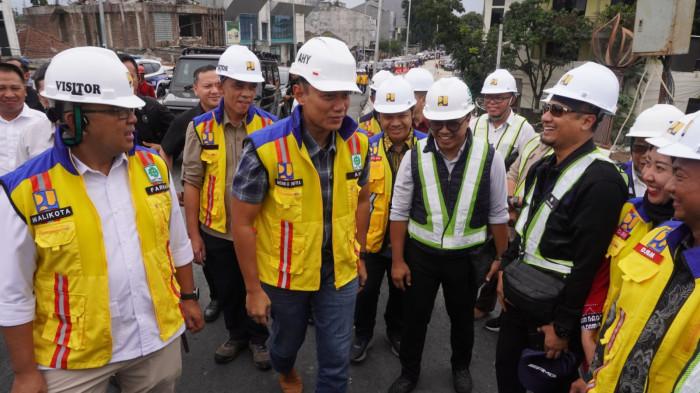 Menteri Koordinator Infrastruktur dan Pembangunan Kewilayahan (Menko Infra), Agus Harimurti Yudhoyono meninjau progres pembangunan Flyover Nurtanio di Kota Bandung, Jawa Barat, Jumat (12/12/2025).