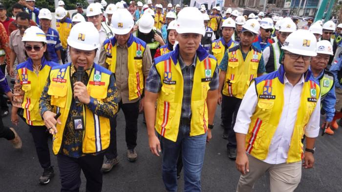 Menteri Koordinator Infrastruktur dan Pembangunan Kewilayahan (Menko Infra), Agus Harimurti Yudhoyono meninjau progres pembangunan Flyover Nurtanio di Kota Bandung, Jawa Barat, Jumat (12/12/2025).