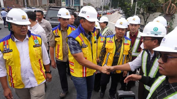 Menteri Koordinator Infrastruktur dan Pembangunan Kewilayahan (Menko Infra), Agus Harimurti Yudhoyono meninjau progres pembangunan Flyover Nurtanio di Kota Bandung, Jawa Barat, Jumat (12/12/2025).