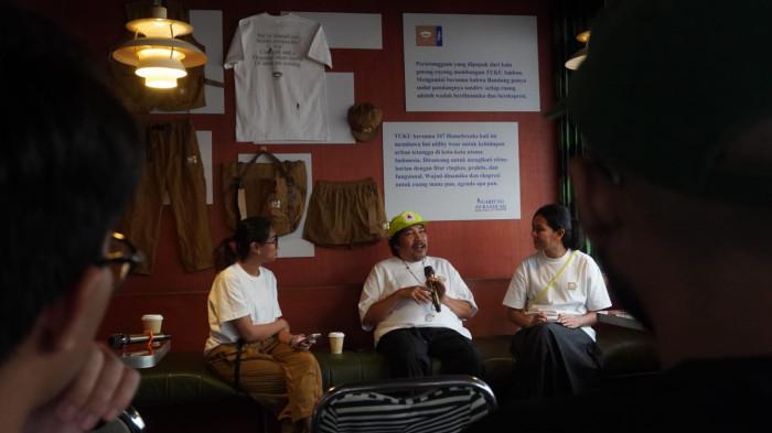 Pembicara CXO TUKU, Vella Siahaya, dan Co-Founder 347 Homebreaks, Dendy Darman, memberikan paparan terkait kolaborasi dan koleksi terbaru yang akan diluncurkan dalam konferensi pers di 996 Council, Jalan Trunojoyo, Kota Bandung, Jawa Barat, pada Selasa (16/12/2025).