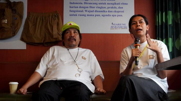 Pembicara CXO TUKU, Vella Siahaya, dan Co-Founder 347 Homebreaks, Dendy Darman, memberikan paparan terkait kolaborasi dan koleksi terbaru yang akan diluncurkan dalam konferensi pers di 996 Council, Jalan Trunojoyo, Kota Bandung, Jawa Barat, pada Selasa (16/12/2025).