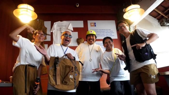 Pembicara CXO TUKU, Vella Siahaya, dan Co-Founder 347 Homebreaks, Dendy Darman, berfoto bersama model dan koleksi terbarunya seusai konferensi pers di 996 Council, Jalan Trunojoyo, Kota Bandung, Jawa Barat, pada Selasa (16/12/2025).
