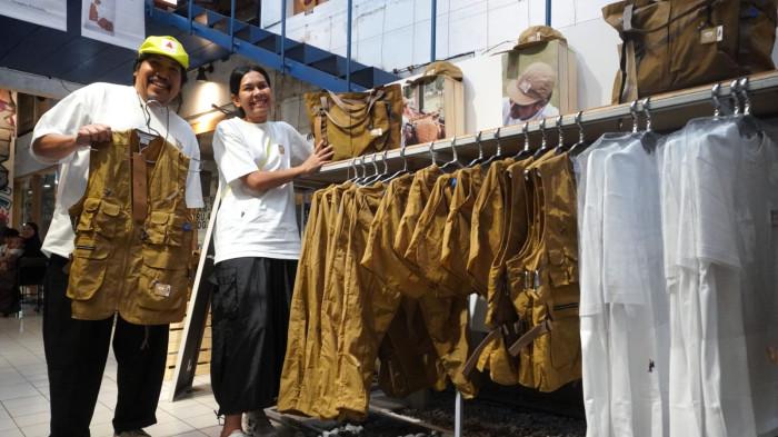 CXO TUKU, Vella Siahaya, dan Co-Founder 347 Homebreaks, Dendy Darman, memperkenalkan koleksi terbarunya dalam peluncuran Kolaborasi TUKU Bersama 347 Homebreaks di 996 Council, Jalan Trunojoyo, Kota Bandung, Jawa Barat, pada Selasa (16/12/2025).