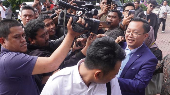 Kuasa hukum Atalia Praratya, Debi Agusfriansa memberikan keterangan kepada awak media saat akan menghadiri sidang perdana gugatan cerai anggota DPR RI, Atalia Praratya terhadap mantan Gubernur Jawa Barat, Ridwan Kamil, di Pengadilan Agama Bandung, Jalan Terusan Jakarta, Kota Bandung, Rabu (17/12/2025).