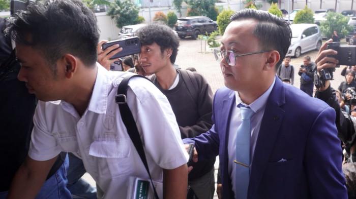 Kuasa hukum Atalia Praratya, Debi Agusfriansa ditanya awak media saat akan menghadiri sidang perdana gugatan cerai anggota DPR RI, Atalia Praratya terhadap mantan Gubernur Jawa Barat, Ridwan Kamil, di Pengadilan Agama Bandung, Jalan Terusan Jakarta, Kota Bandung, Rabu (17/12/2025).