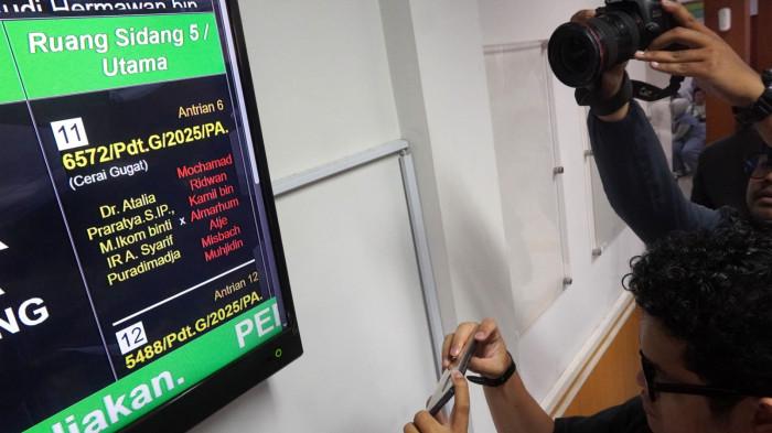 Layar televisi menampilkan jadwal sidang perdana gugatan cerai anggota DPR RI, Atalia Praratya terhadap mantan Gubernur Jawa Barat, Ridwan Kamil, di Pengadilan Agama Bandung, Jalan Terusan Jakarta, Kota Bandung, Rabu (17/12/2025).