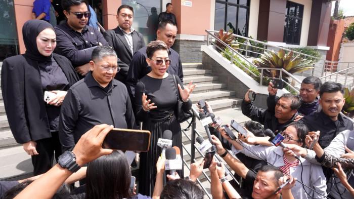 Kuasa hukum Ridwan Kamil, Wenda Aluwi memberikan keterangan kepada awak media setelah menghadiri sidang perdana gugatan cerai anggota DPR RI, Atalia Praratya terhadap mantan Gubernur Jawa Barat, Ridwan Kamil, di Pengadilan Agama Bandung, Jalan Terusan Jakarta, Kota Bandung, Rabu (17/12/2025).