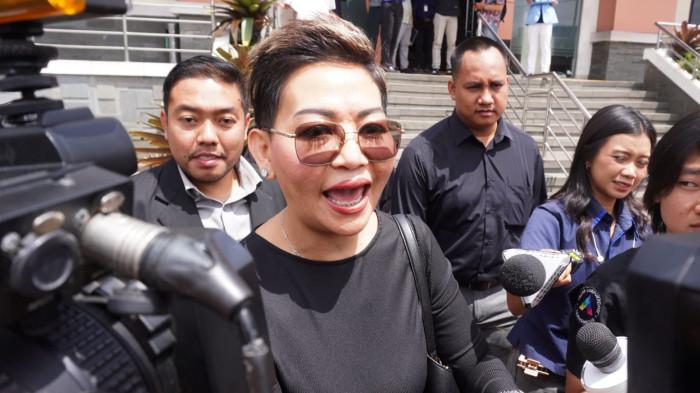 Kuasa hukum Ridwan Kamil, Wenda Aluwi memberikan keterangan kepada awak media setelah menghadiri sidang perdana gugatan cerai anggota DPR RI, Atalia Praratya terhadap mantan Gubernur Jawa Barat, Ridwan Kamil, di Pengadilan Agama Bandung, Jalan Terusan Jakarta, Kota Bandung, Rabu (17/12/2025).