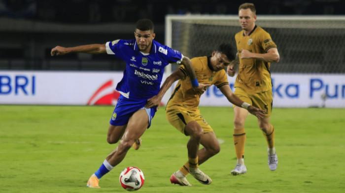 Pemain Persib, Berguinho berebut bola dengan pemain Bhayangkara FC pada lanjutan Super League 2025/2026 di Stadion Gelora Bandung Lautan Api (GBLA), Kota Bandung, Jawa Barat, Minggu (21/12/2025).