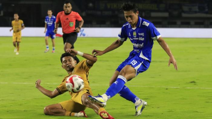 Pemain Persib, Alfeandra Dewangga menendang bola ke arah gawang dihadang pemain Bhayangkara FC pada lanjutan Super League 2025/2026 di Stadion Gelora Bandung Lautan Api (GBLA), Kota Bandung, Jawa Barat, Minggu (21/12/2025).
