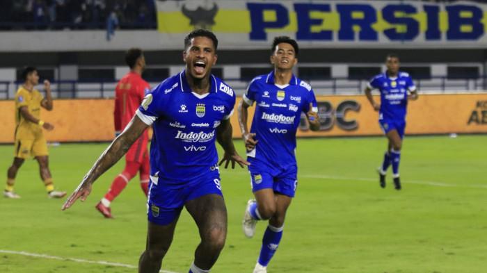 Pemain Persib, Ramon Tanque melakukan selebrasi usai mencetak gol lewat kaki kanannya ke gawang Bhayangkara FC pada lanjutan Super League 2025/2026 di Stadion Gelora Bandung Lautan Api (GBLA), Kota Bandung, Jawa Barat, Minggu (21/12/2025).