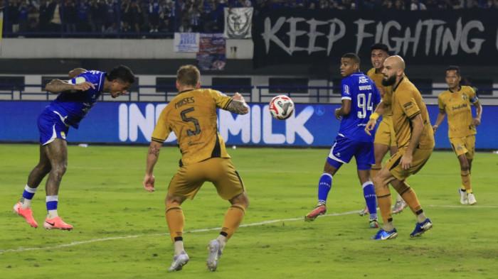 Pemain Persib, Ramon Tanque mencetak gol lewat tandukan kepala ke gawang Bhayangkara FC pada lanjutan Super League 2025/2026 di Stadion Gelora Bandung Lautan Api (GBLA), Kota Bandung, Jawa Barat, Minggu (21/12/2025).
