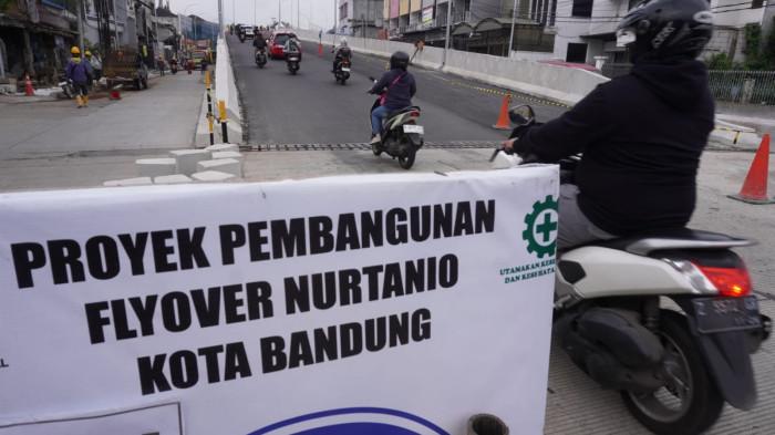 Kendaraan bermotor melintas di Flyover Nurtanio, Kota Bandung, Jawa Barat, Senin (22/12/2025).