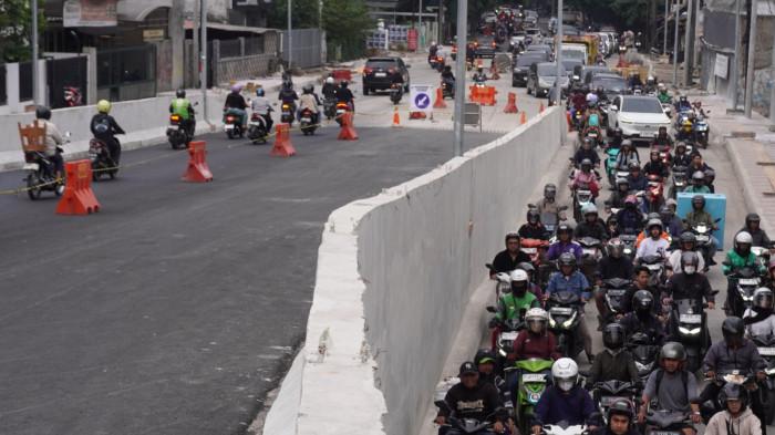 Kendaraan bermotor melintas di Flyover Nurtanio, Kota Bandung, Jawa Barat, Senin (22/12/2025).