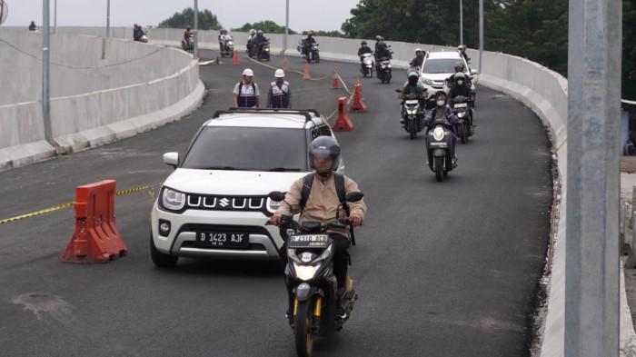 Kendaraan bermotor melintas di Flyover Nurtanio, Kota Bandung, Jawa Barat, Senin (22/12/2025).