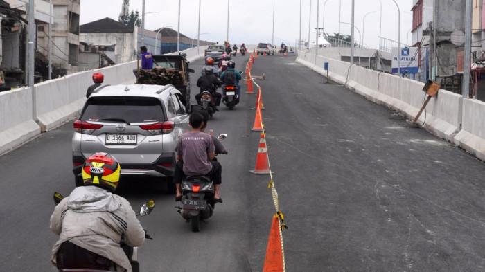 Kendaraan bermotor melintas di Flyover Nurtanio, Kota Bandung, Jawa Barat, Senin (22/12/2025).