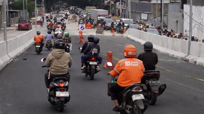 Kendaraan bermotor melintas di Flyover Nurtanio, Kota Bandung, Jawa Barat, Senin (22/12/2025).