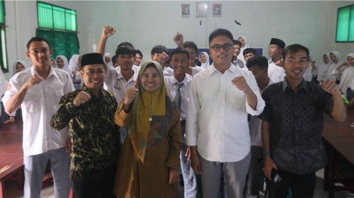 2Anggota DPRD Provinsi Jawa Barat, Dindin Abdullah Ghozali, menggelar kegiatan Pendidikan Demokrasi