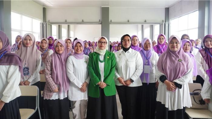 2Anggota Komisi IX DPR RI, Neng Eem Marhamah Zulfah Hiz, menggelar sosialisasi program MBG
