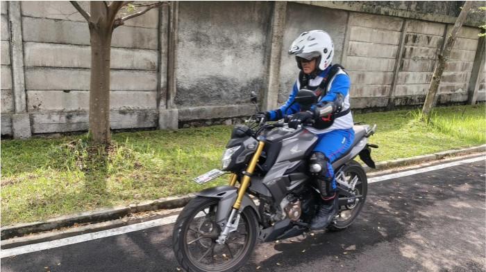 Area dada merupakan salah satu bagian tubuh yang penting untuk dilindungi karena berada di bagian depan tubuh dan berpotensi menerima benturan saat terjadi insiden di jalan. Oleh karena itu, penggunaan chest protector dapat menjadi salah satu upaya untuk mendukung keselamatan berkendara.
 