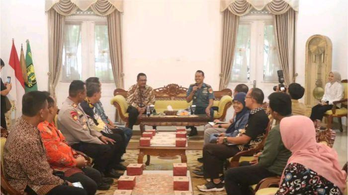 2Bupati Sukabumi H. Asep Japar menerima ku