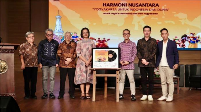 2CEO Nuon Aris Sudewo, CEO Playup Pascal ubumi saat pel