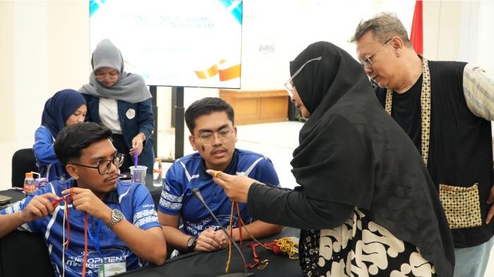2Civitas akademika Universiti Utara Malaysia (UUM) bersama Politeknik STIA LAN Bandung