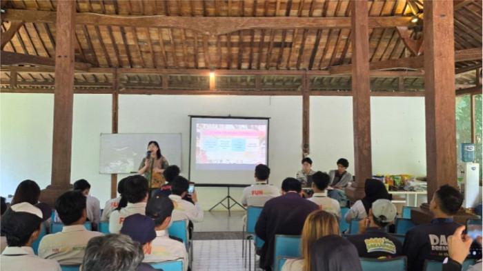 Sebagai solusi, kegiatan pengabdian kepada masyarakat ini dirancang dalam bentuk pelatihan yang berfokus pada pembaruan wawasan karyawan mengenai perubahan kebutuhan, harapan, dan perilaku wisatawan, serta pentingnya pengalaman wisata dalam membentuk kepuasan dan rekomendasi pengunjung dan praktik service excellence melalui pembekalan keterampilan pelayanan yang ramah, profesional, dan konsisten.