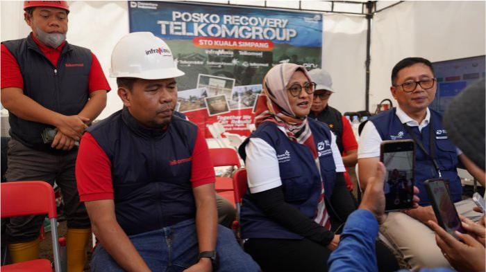 Direktur Utama Telkom Dian Siswarini (tengah) memberikan penjelasan mengenai progress pemulihan infrastruktur Telkom kepada awak media di Posko Recovery TelkomGroup.