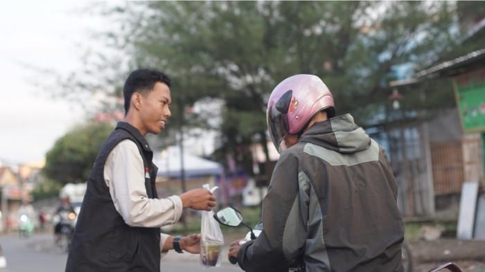 2GREBEK TAKJIL - Dompet Dhuafa Sulawesi Selatan kembali menghadirkan program Grebek Takjil