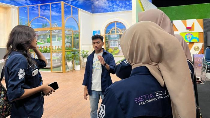 2Mahasiswa Politeknik STIA LAN Bandung yang tergabung dalam UKM Setia Edu Media (SEM)