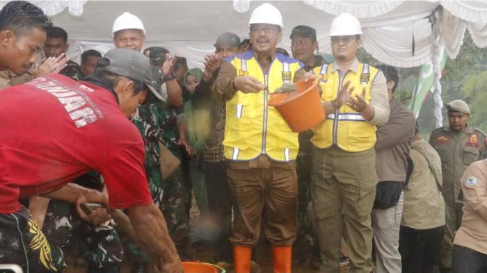 2PERESMIAN JEMBATAN - Bupati Sukabumi H. Asep Japar meresmikan dan membangun Jembatan