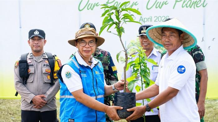2PLN Indonesia Power UBP JPR melakukan aksi Penanaman Pohon di sungai Cimandiri.