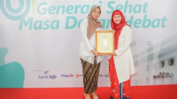 2PT Dahana meraih penghargaan bergengsi dalam acara Puncak Peringatan Hari Kesehatan Nasional