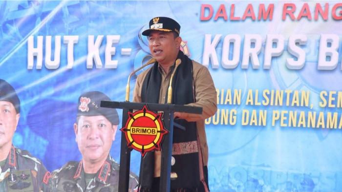 2Pemerintah Kabupaten Sukabumi dan Brimob Polri menyalurkan bantuan alat mesin pertanian (alsintan)