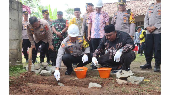 2Polres Subang peduli kemanusiaan melalui Program Rumah Tidak Layak Huni (RUTILAHU)