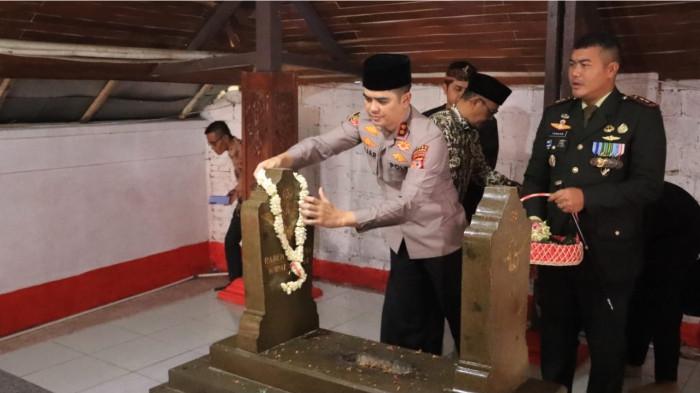2Sambut Hari Jadi ke-498 Kabupaten Indramayu, Kapolres dan Forkopimda Tabur Bunga