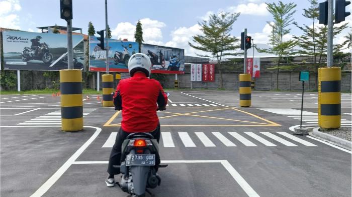 Keselamatan berkendara tidak selalu ditentukan oleh hal besar. Terkadang, keputusan sederhana seperti menunggu satu detik lebih lama di jalan raya dapat menjadi pembeda antara selamat dan celaka. Situasi ini sering terjadi ketika pengendara berada di persimpangan saat lampu lalu lintas berubah dari merah menjadi hijau.