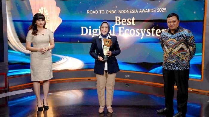 3 OVP Enterprise Regional Management Telkom Reni Yustiani saat menerima penghargaan