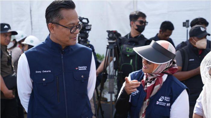 Direktur Utama Telkom Dian Siswarini (kanan) bersama dengan COO Danantara Dony Oskaria (kiri) saat meninjau secara langsung Hunian Danantara (Huntara) yang diperuntukkan bagi masyarakat terdampak banjir di Aceh Tamiang pada Kamis (1/1).