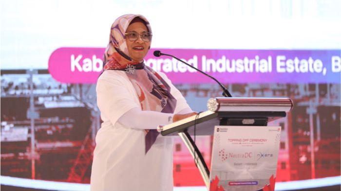 3Direktur Utama Telkom Dian Siswarini saat memberikan paparan