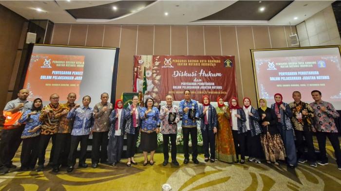 3KEMENKUM JABAR - Kakanwil Kemenkum Jabar, Asep Sutandar menghadiri Diskusi Hukum