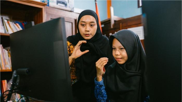 3Siswa dan Guru sedang menggunakan Application, Network, Device (AND).