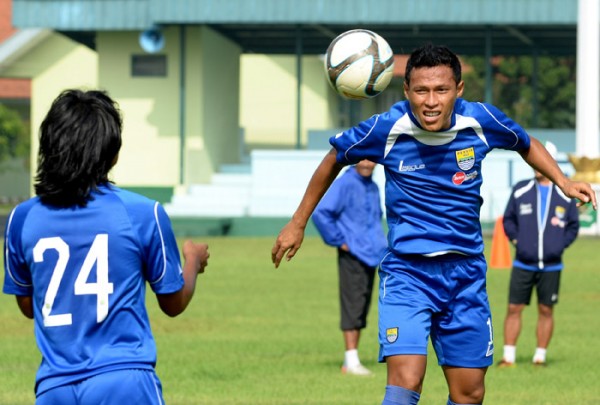 Jajang Sukmara (kanan), berlatih di Persib Bandung.