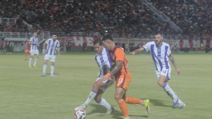 IMBANG - Pemain Persib, Adam Alis berduel dengan pemain Borneo FC, Mariano Peralta di lanjutan Super League di Stadion Segiri, Samarinda, Kaltim, Minggu 15 Maret 2026. Laga berakhir imbang 1-1.