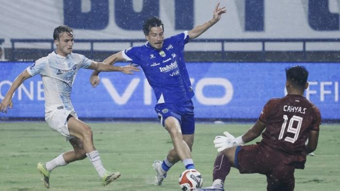 AKSI THOM HAYE - PERSIB berhasil mengamankan kemenangan 1-0 atas PSIM Yogyakarta pada pertandingan pekan ke-31 Super League 2025/26 di Stadion Gelora Bandung Lautan Api, Senin, 4 Mei 2026. Gol PERSIB dicetak melalui tandukan Patricio Matricardi pada menit kedua.