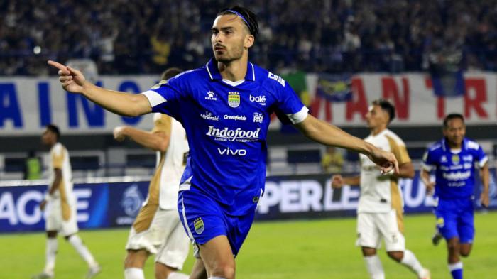 SELEBRASI - Selebrasi Andrew Jung setelah mencetak gol dari penalti di laga Persib vs Dewa United di Stadion Gelora Bandung Lautan Api, Kota Bandung, Jumat 21 November 2025.