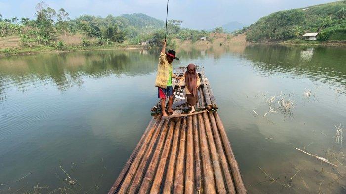Abah Dalang, Lansia di Desa Jati, Kecamatan Saguling, Kabupaten Bandung Barat (KBB) yang gratiskan ongkos naik rakit buat Nera Nur Puspita. Siswa yang saban hari berjalan kaki naik turun Bukit hingga naik rakit ke sekolah